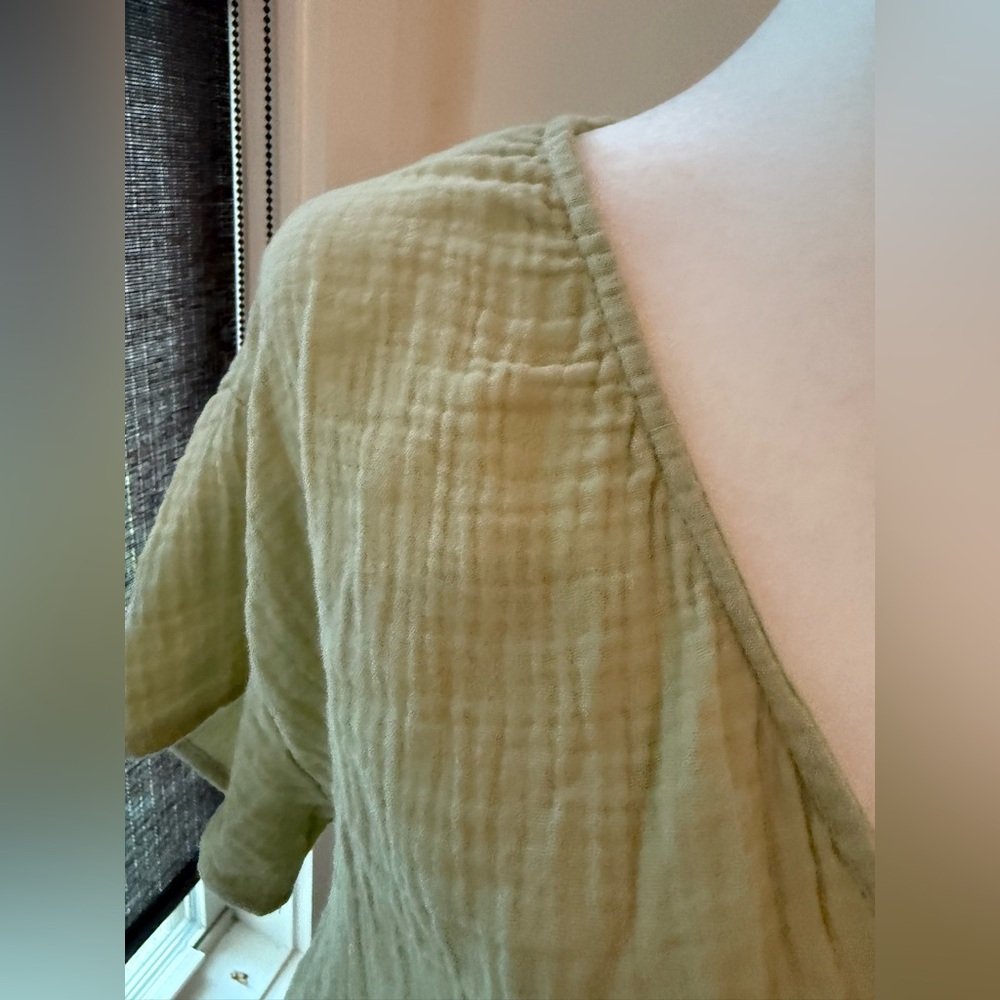 Forever 21. Pale Green Gauze Short Sleeve Crop Top. Size Small. - Picture 6 of 7